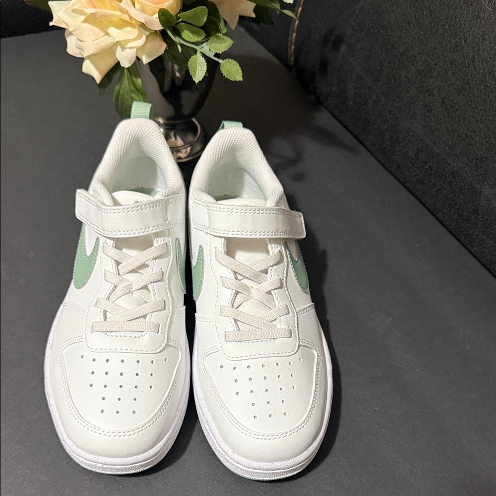 Nike Kids Sneakers in White and Green